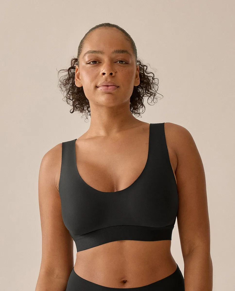 Бюстгальтер без косточек с эластичными чашками и широкими бретелями Naturana, черный
Бюстгальтер без косточек с эластичными чашками и широкими бретелями Naturana, черный