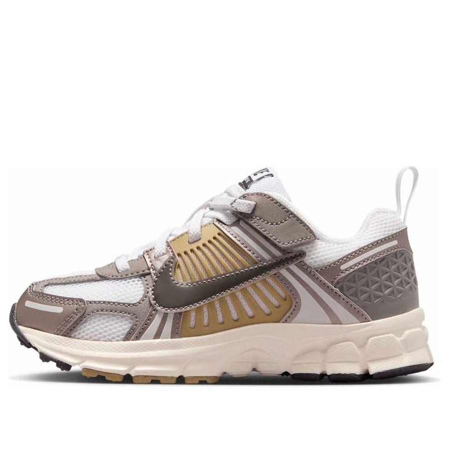 Кроссовки (PS) Nike Air Zoom Vomero 5 'Metallic Pewter Parachute Beige', белый
Кроссовки (PS) Nike Air Zoom Vomero 5 'Metallic Pewter Parachute Beige', белый