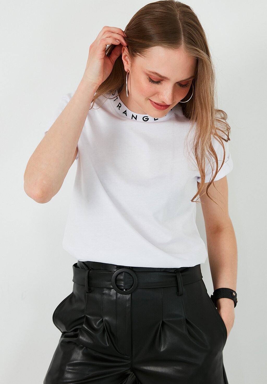 Футболка с принтом LELA, белый 
Футболка с принтом LELA, белый