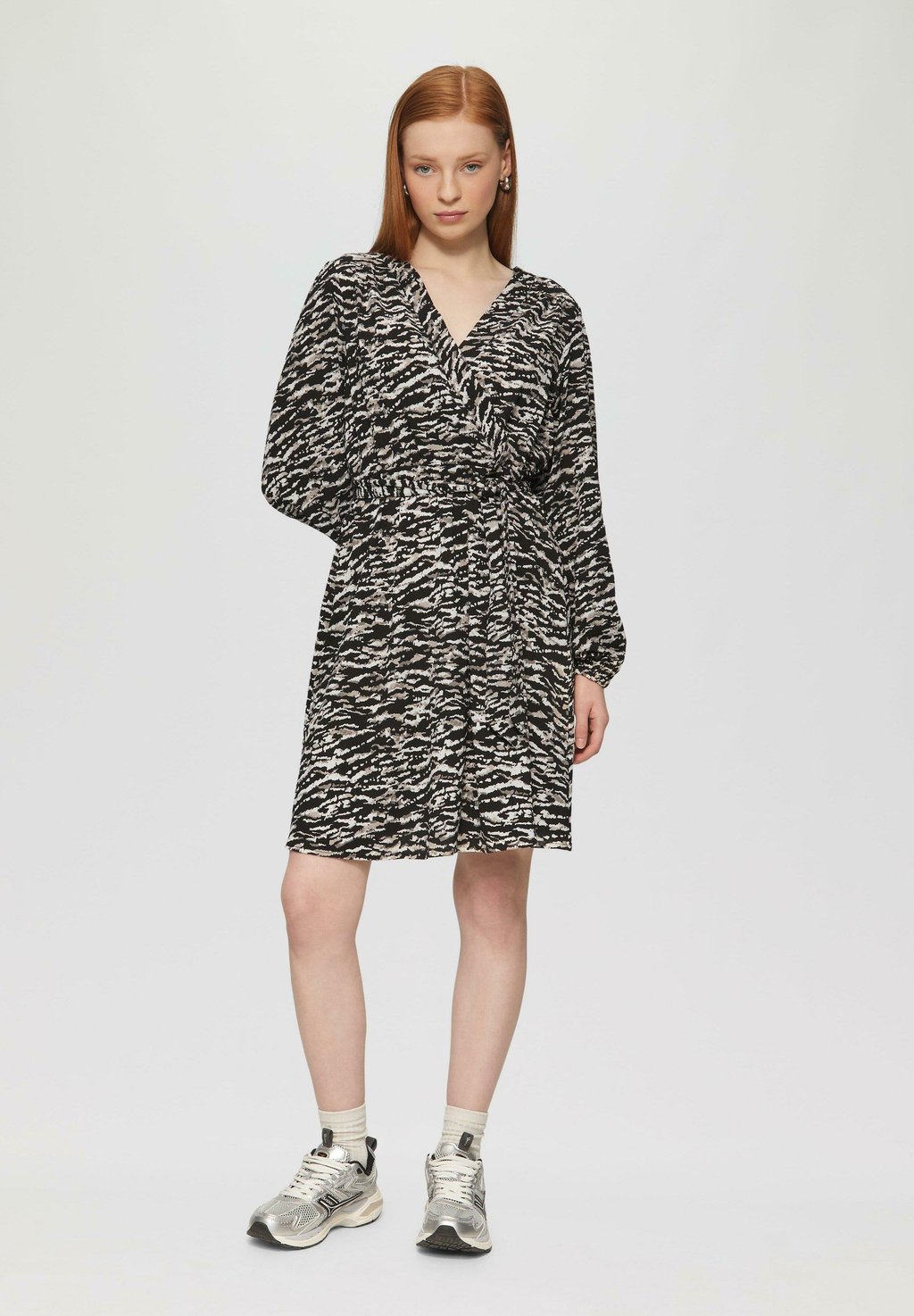 Повседневное платье QS, черный
Повседневное платье QS, черный