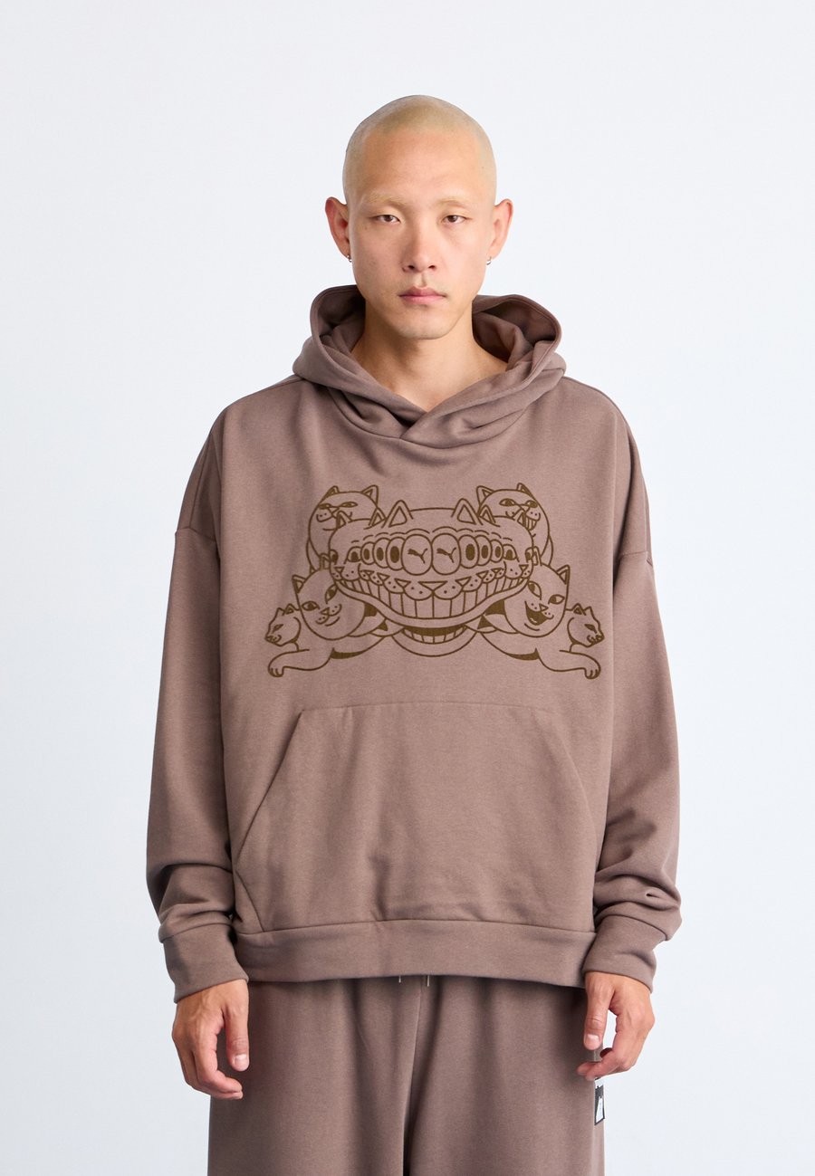 Худи Puma X RIPNDIP BOXY GRAPHIC TR, Flat Bronze/Brown
Худи Puma X RIPNDIP BOXY GRAPHIC TR, Flat Bronze/Brown