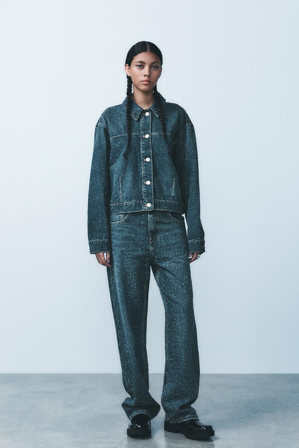 Свободные суженные джинсы oversize с высокой талией и отделкой стразами ZARA, синий
Свободные суженные джинсы oversize с высокой талией и отделкой стразами ZARA, синий