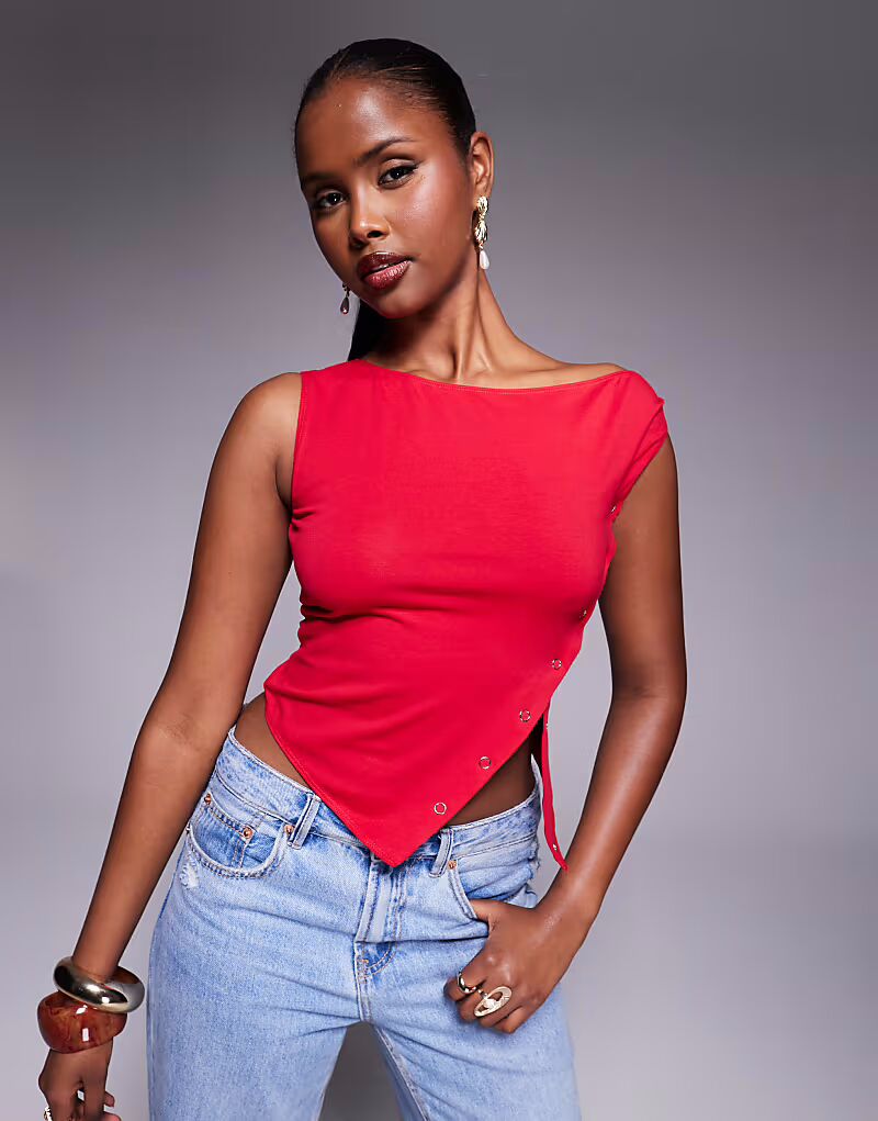 Топ Princess Polly с широким вырезом и асимметричной отделкой на кнопках красного цвета
Топ Princess Polly с широким вырезом и асимметричной отделкой на кнопках красного цвета