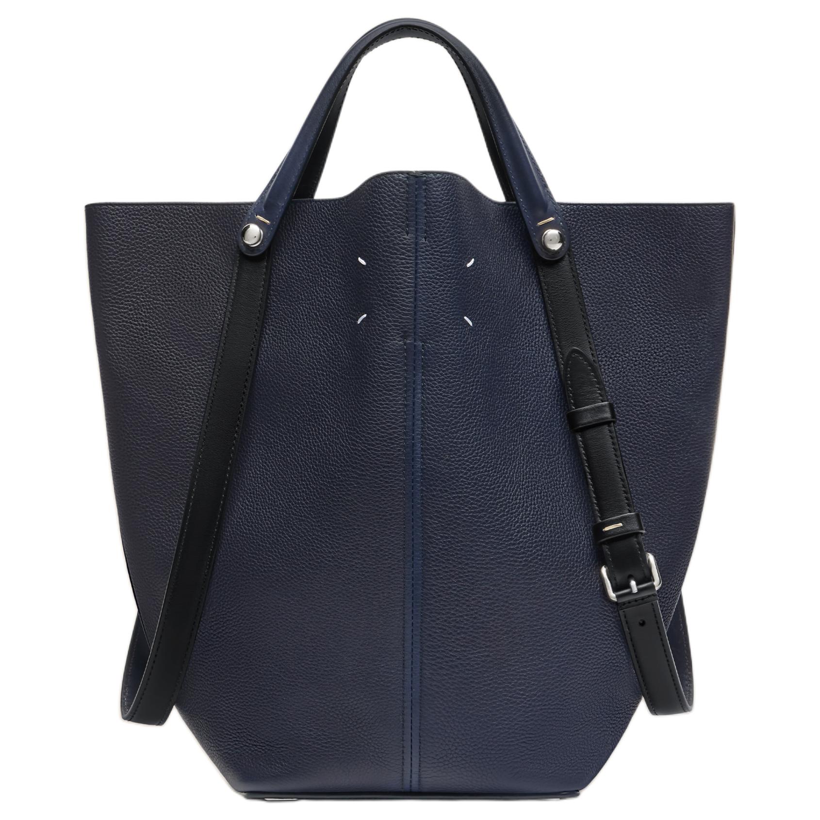 Maison Margiela Средняя женская сумка из телячьей кожи тёмно-синего цвета
Maison Margiela Средняя женская сумка из телячьей кожи тёмно-синего цвета