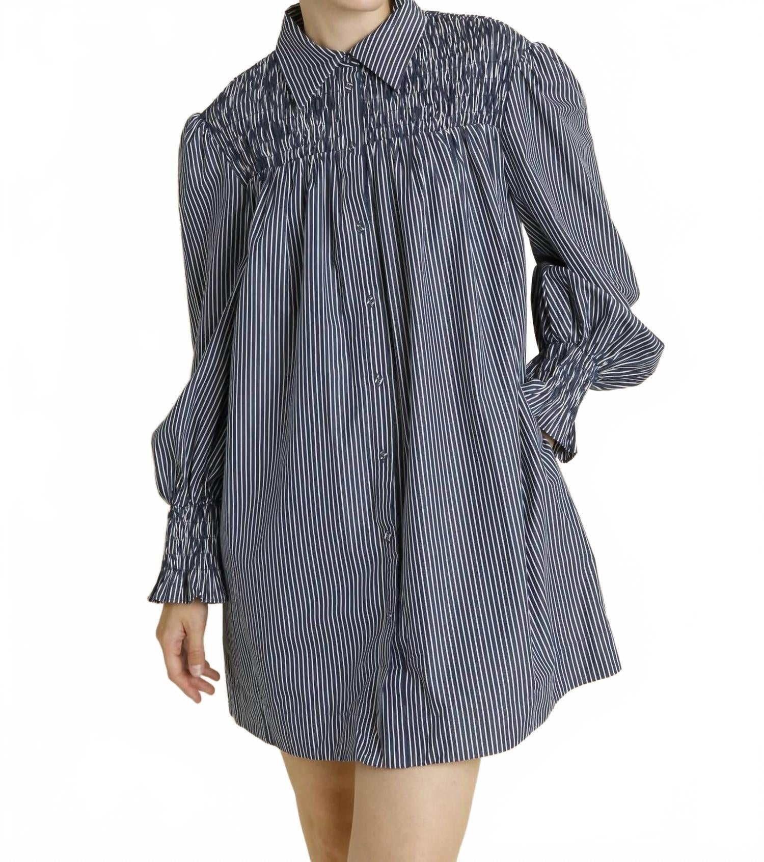 Полосатое платье-рубашка со сборками в сине-белую полоску Aureum
Полосатое платье-рубашка со сборками в сине-белую полоску Aureum