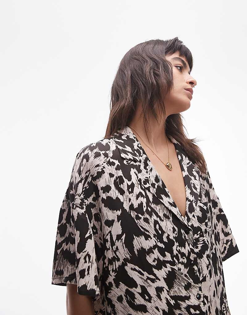 Topshop – Черно-белое платье-мини с узором и пуговицами 
Topshop – Черно-белое платье-мини с узором и пуговицами