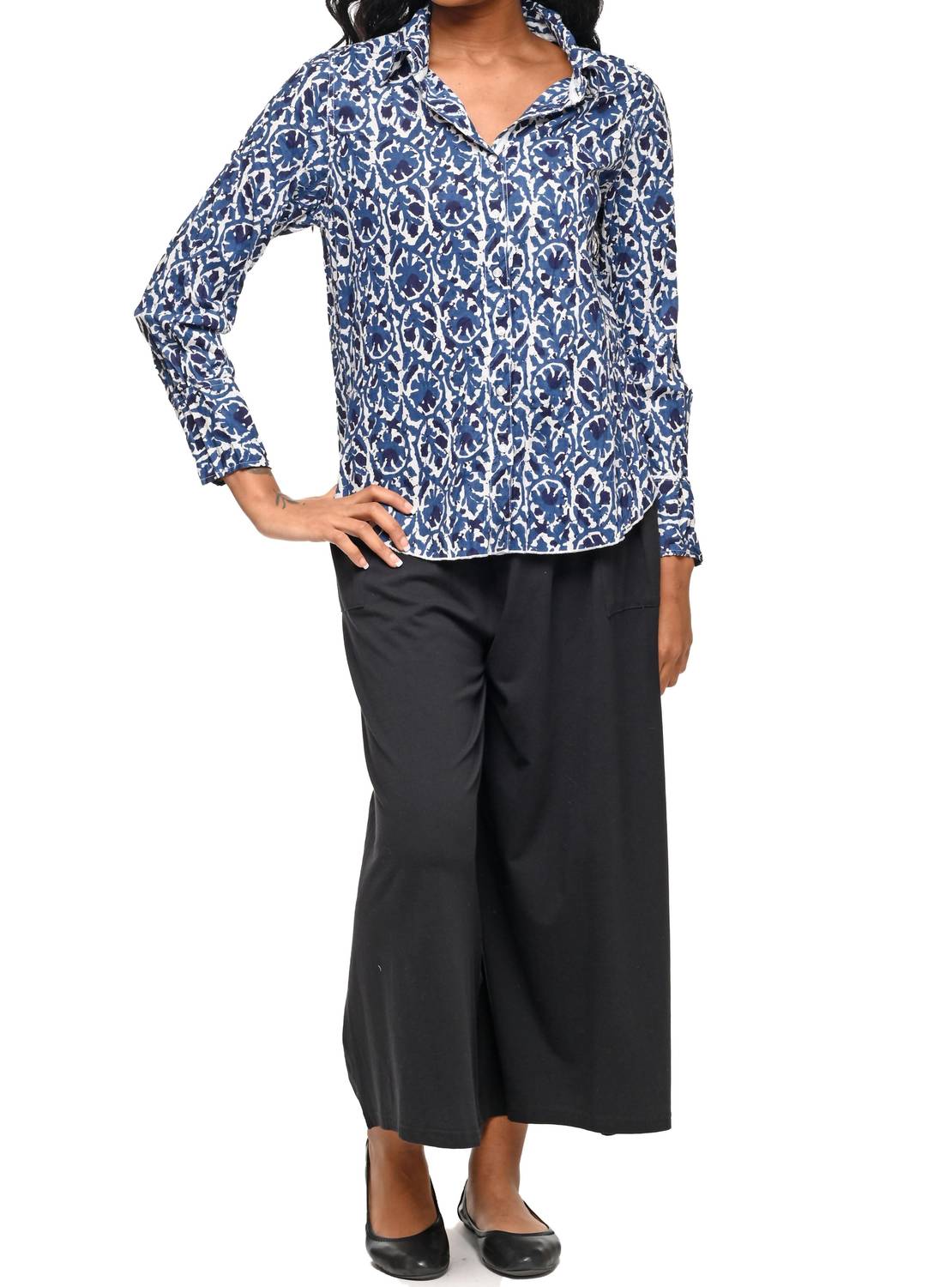 Рубашка на пуговицах «Гретхен» в синем батике Tulip Clothing 
Рубашка на пуговицах «Гретхен» в синем батике Tulip Clothing