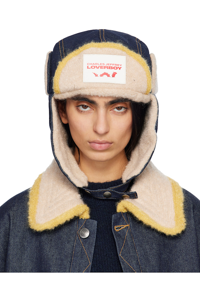 Charles Jeffrey Loverboy Вязаная шапка-ушанка темно-синего и бежевого цвета с нашивками
Charles Jeffrey Loverboy Вязаная шапка-ушанка темно-синего и бежевого цвета с нашивками