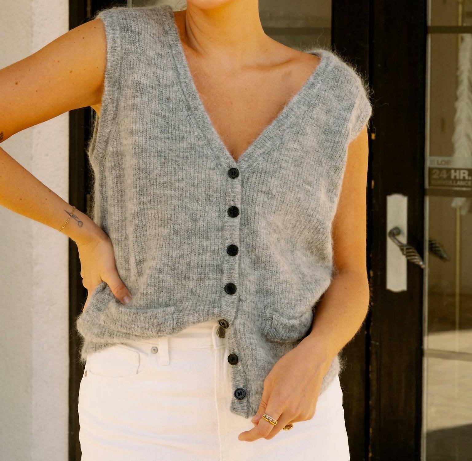 Киара серый вязаный жилет на пуговицах FRNCH
Киара серый вязаный жилет на пуговицах FRNCH