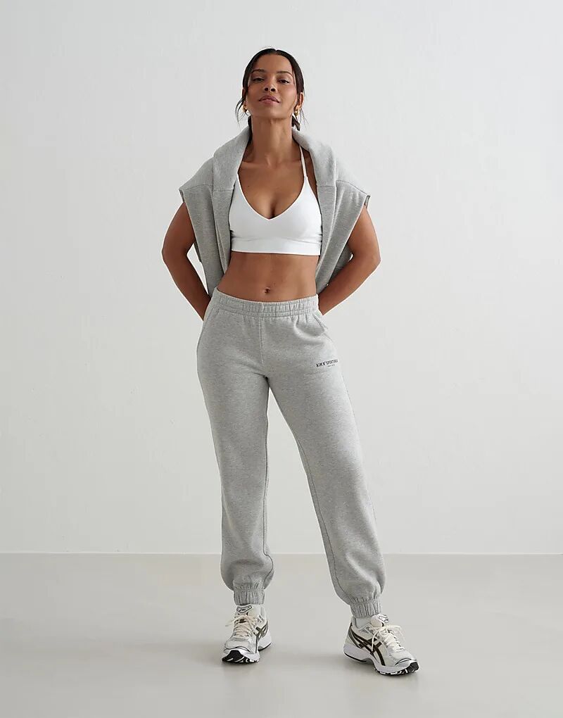 Aim'n – Классические спортивные брюки серого цвета с элементами студенческого стиля
Aim'n – Классические спортивные брюки серого цвета с элементами студенческого стиля