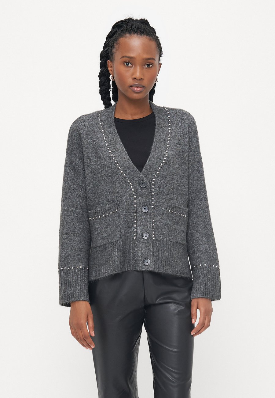 Кардиган ONLY Petite ONLELSIE STUDS CARDIGAN, Medium Grey Melange/Silver-Coloured/Mottled Light Grey
Кардиган ONLY Petite ONLELSIE STUDS CARDIGAN, Medium Grey Melange/Silver-Coloured/Mottled Light Grey
