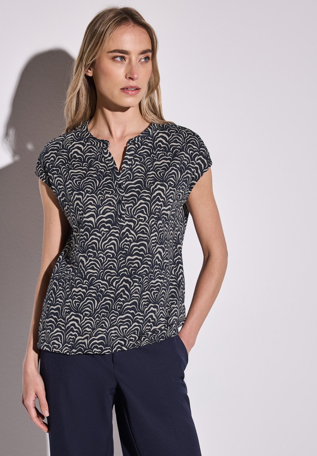 Футболка с принтом IM-LOOK Street One, темно-синий
Футболка с принтом IM-LOOK Street One, темно-синий