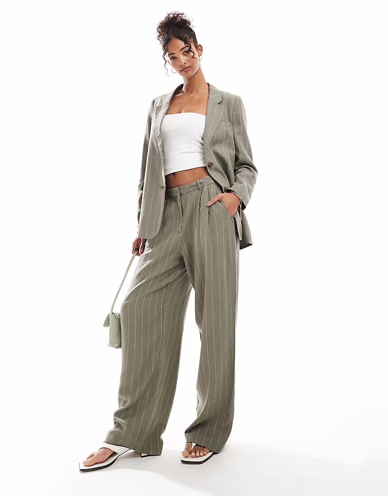 Льняные брюки со складками спереди в полоску цвета хаки Vero Moda
Льняные брюки со складками спереди в полоску цвета хаки Vero Moda