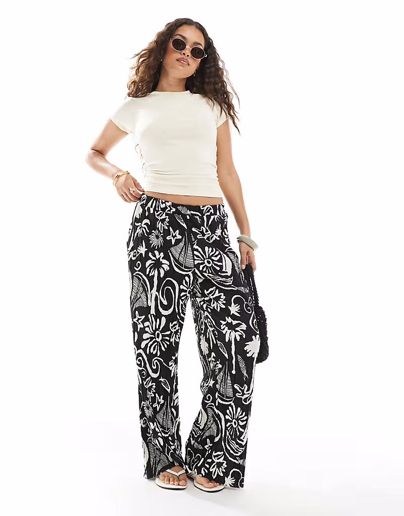 Широкие брюки-плиссе Vero Moda Petite с высокой талией и тропическим принтом
Широкие брюки-плиссе Vero Moda Petite с высокой талией и тропическим принтом