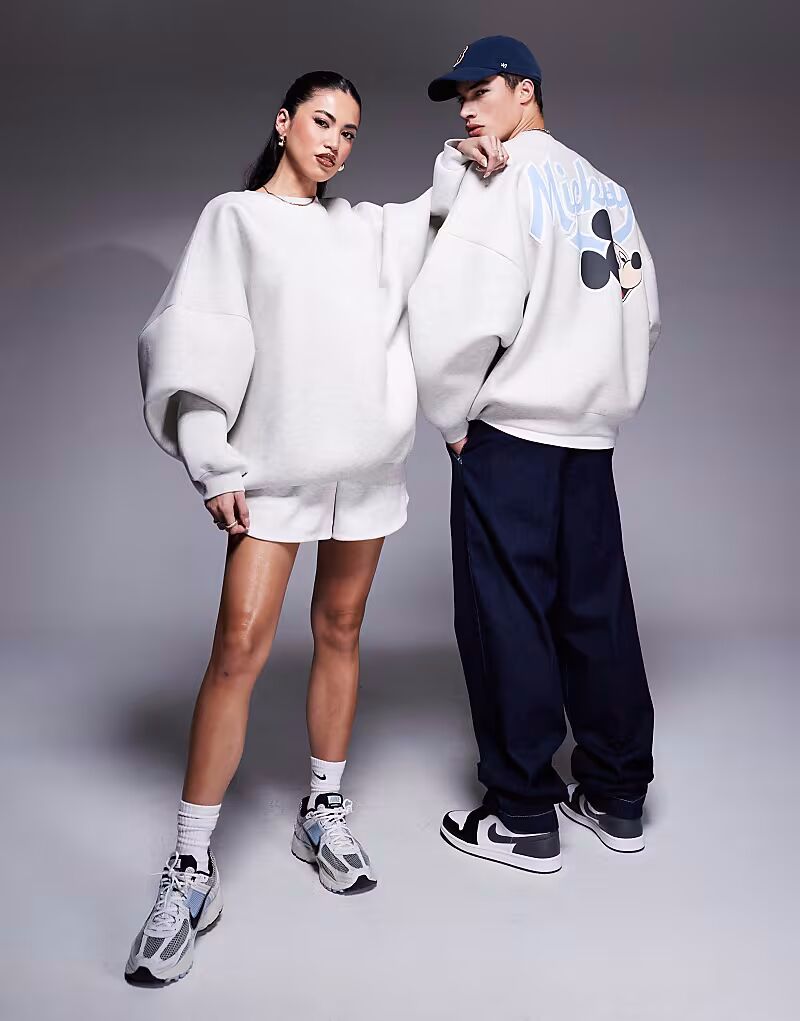 Толстовка унисекс оверсайз ASOS DESIGN Disney с принтом Микки Мауса белого меланжевого цвета
Толстовка унисекс оверсайз ASOS DESIGN Disney с принтом Микки Мауса белого меланжевого цвета