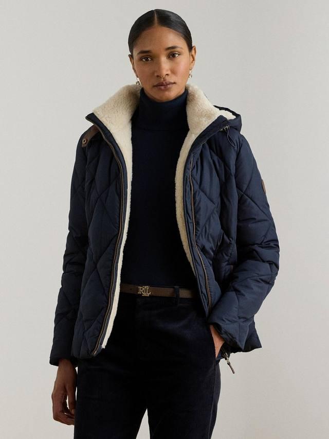 Куртка Lauren с отделкой из искусственной кожи и ромбовидной стёжкой Ralph Lauren, Navy
Куртка Lauren с отделкой из искусственной кожи и ромбовидной стёжкой Ralph Lauren, Navy