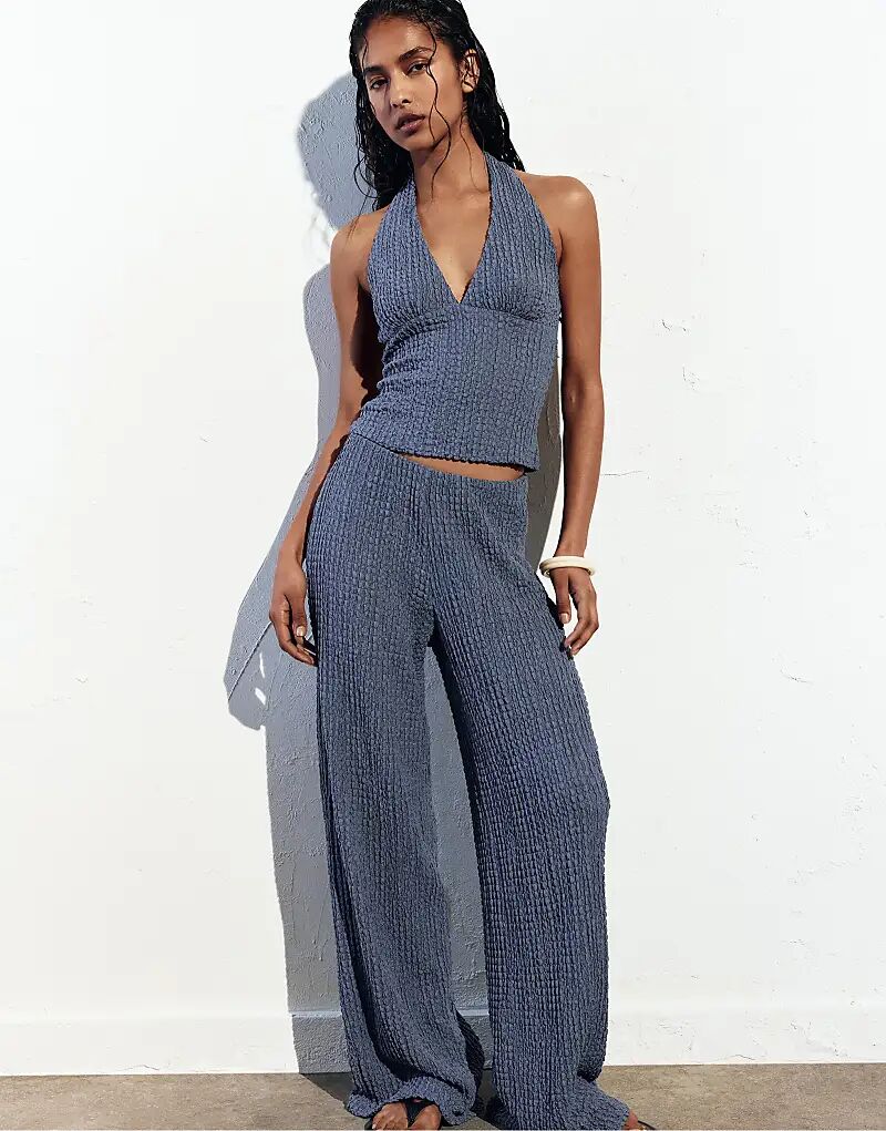 Прямые брюки Pull&Bear с жатым кроем темно-синего цвета
Прямые брюки Pull&Bear с жатым кроем темно-синего цвета