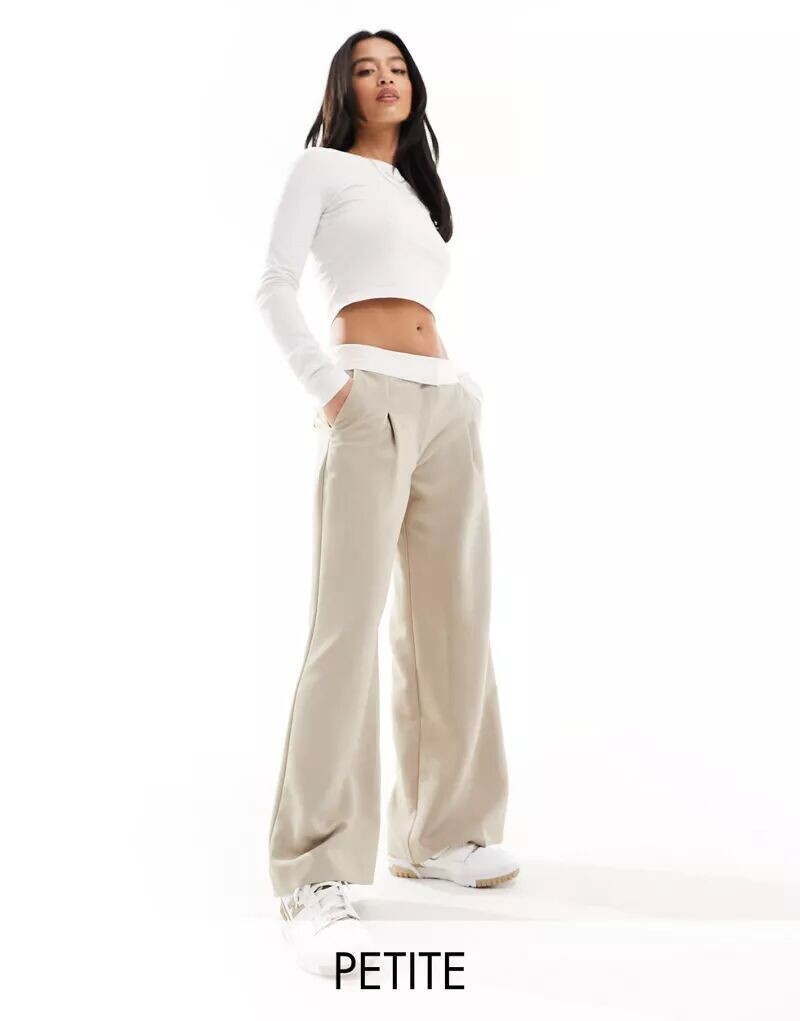 Светло-коричневые брюки Miss Selfridge Petite с манжетами на талии
Светло-коричневые брюки Miss Selfridge Petite с манжетами на талии