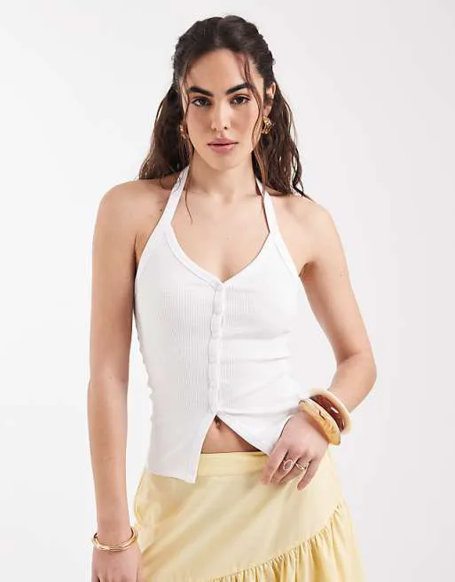 Белый топ с пуговицами на шее New Look
Белый топ с пуговицами на шее New Look