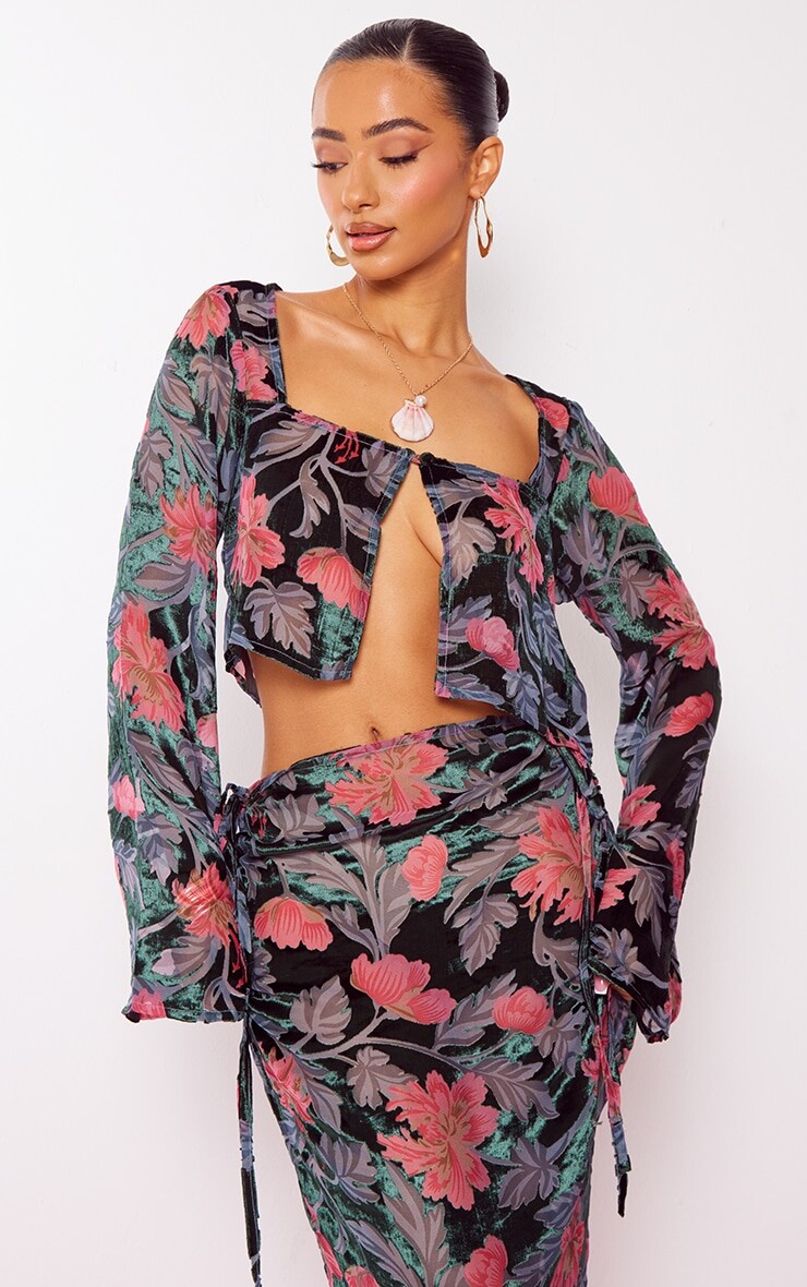 PrettyLittleThing Миниатюрный укороченный топ на пуговицах спереди Devore с цветочным принтом
PrettyLittleThing Миниатюрный укороченный топ на пуговицах спереди Devore с цветочным принтом