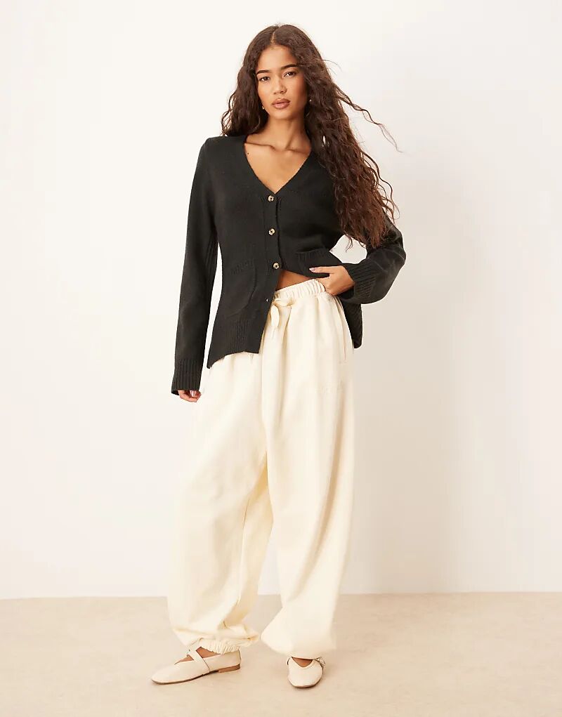 Спортивные брюки adidas Originals с линейным логотипом кремового цвета
Спортивные брюки adidas Originals с линейным логотипом кремового цвета