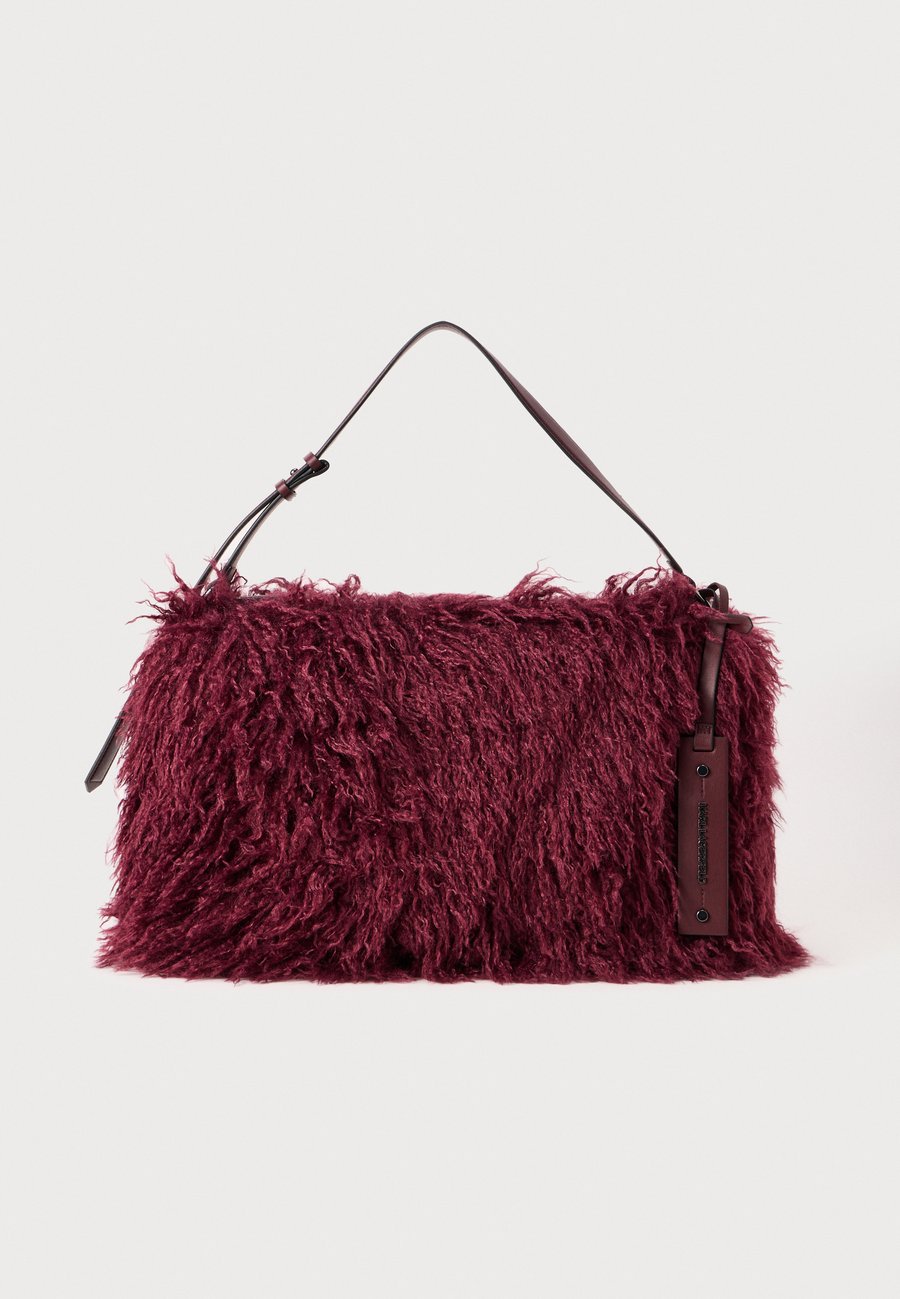 Сумка KARL LAGERFELD WEAVE SHOULDER, Windsor Burgundy/Bordeaux
Сумка KARL LAGERFELD WEAVE SHOULDER, Windsor Burgundy/Bordeaux