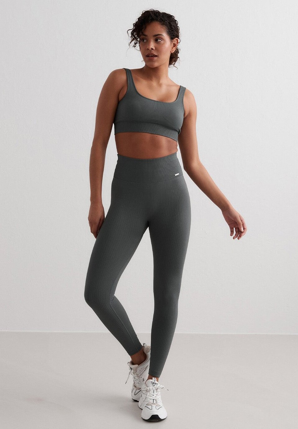 Спортивный бюстгальтер средней поддержки RIBBED SEAMLESS aim’n®, серый
Спортивный бюстгальтер средней поддержки RIBBED SEAMLESS aim’n®, серый