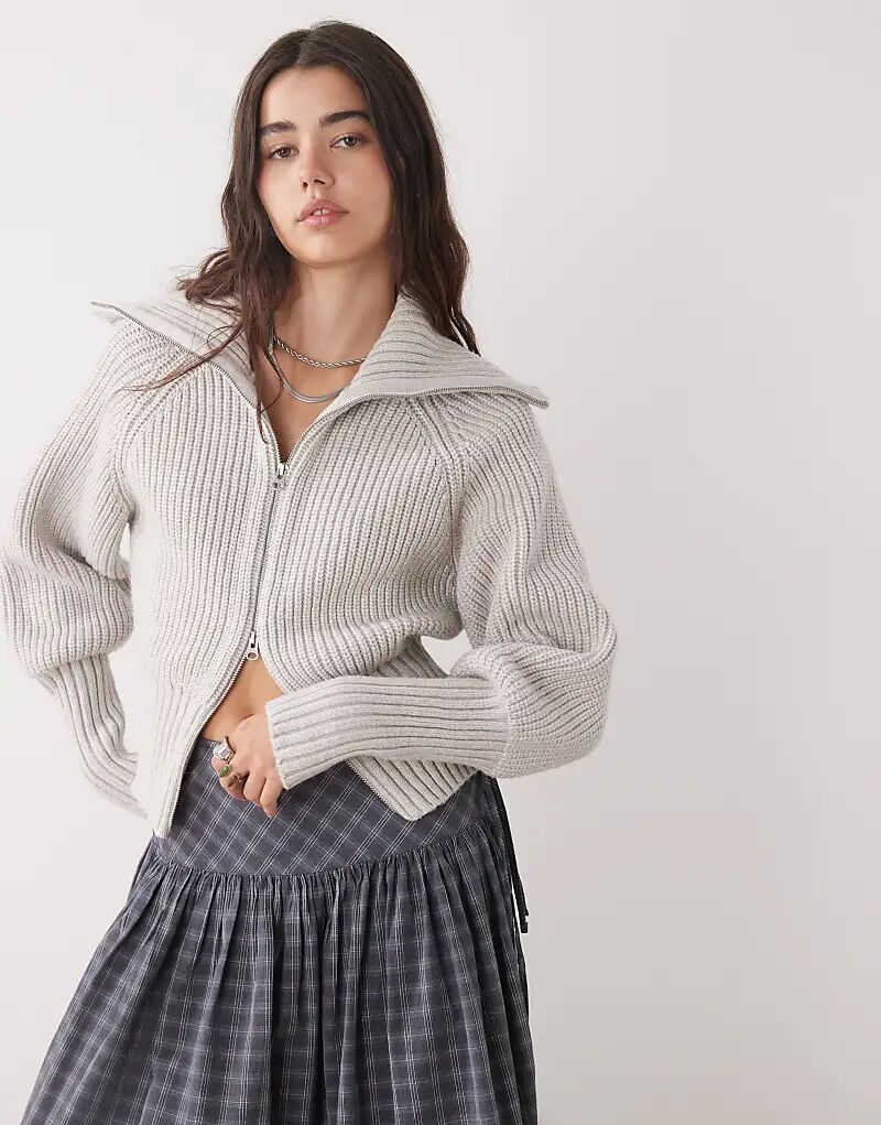 Кардиган Weekday из трикотажной пряжи с застежкой-молнией в цвете «кремовый»
Кардиган Weekday из трикотажной пряжи с застежкой-молнией в цвете «кремовый»