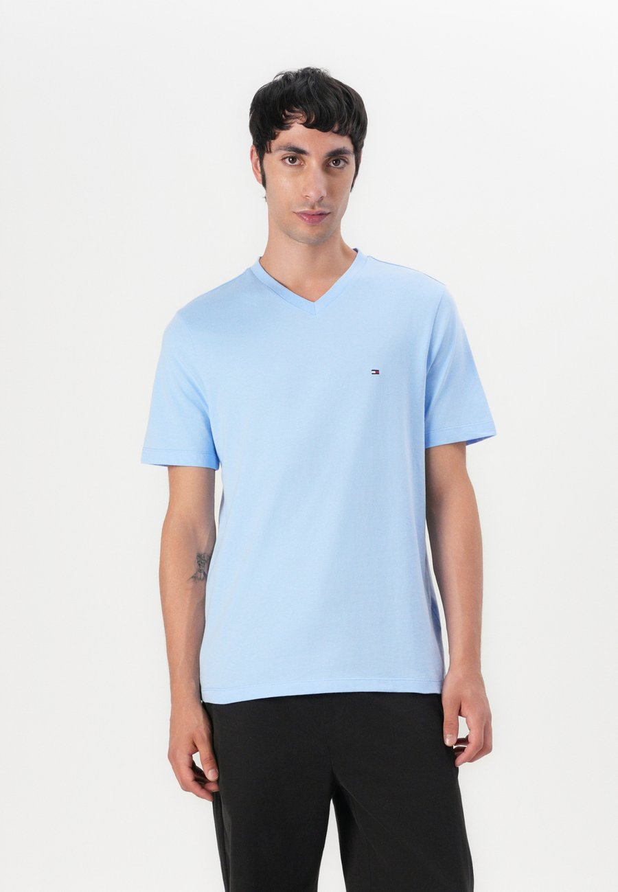 Футболка Tommy Hilfiger ESSENTIAL V NECK TEE, Vessel Blue/Blue, Синий, Футболка Tommy Hilfiger ESSENTIAL V NECK TEE, Vessel Blue/Blue
Футболка Tommy Hilfiger ESSENTIAL V NECK TEE, Vessel Blue/Blue, Синий, Футболка Tommy Hilfiger ESSENTIAL V NECK TEE, Vessel Blue/Blue