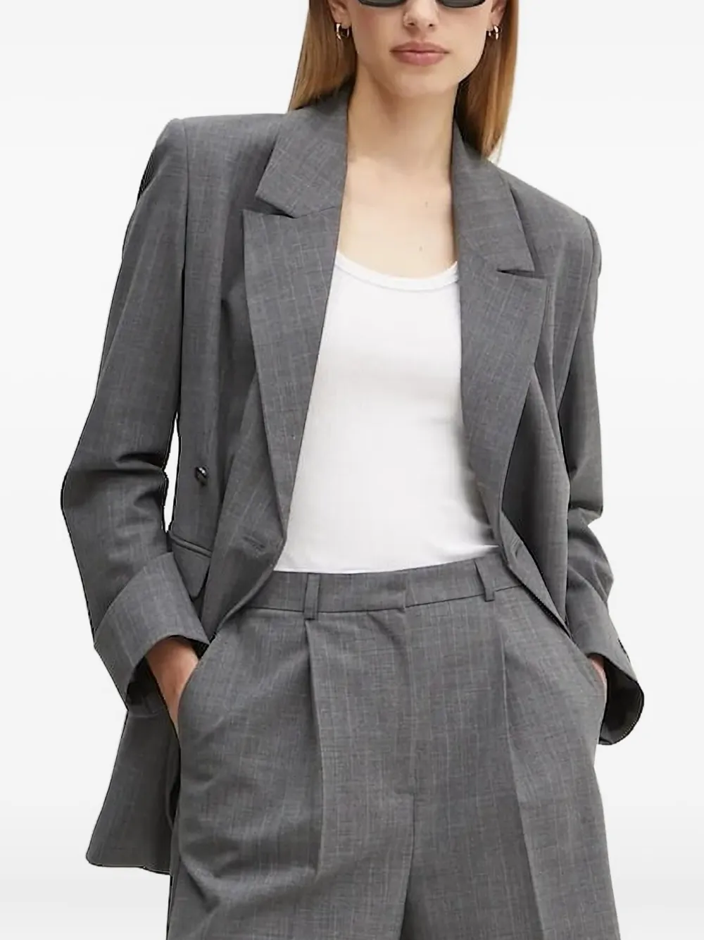 Двубортный пиджак в тонкую полоску HERSKIND, серый
Двубортный пиджак в тонкую полоску HERSKIND, серый