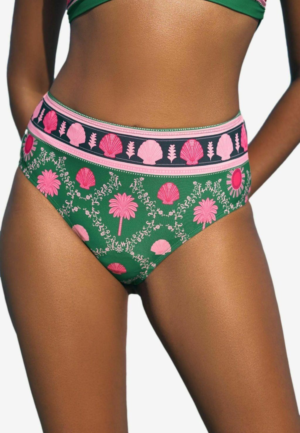 Плавки бикини PALM PATCHED TUMMY CONTORL HIGHWAISTED Love & Roses, зеленый
Плавки бикини PALM PATCHED TUMMY CONTORL HIGHWAISTED Love & Roses, зеленый
