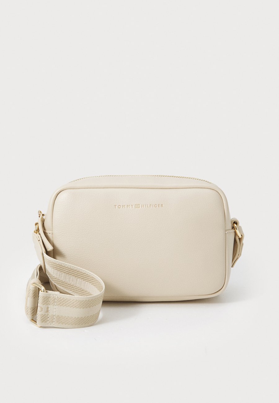 Сумка кросс-боди Tommy Hilfiger LOGOTAPE CAMERA BAG, Classic Beige/Beige
Сумка кросс-боди Tommy Hilfiger LOGOTAPE CAMERA BAG, Classic Beige/Beige