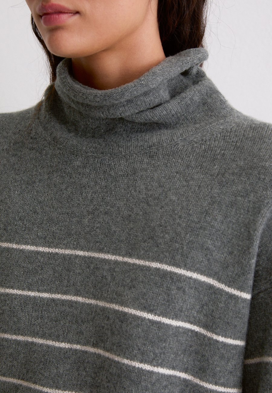 Джемпер Marc O'Polo LONGSLEEVE STRIPED, Striped Rocky Grey Melange/Dark Grey
Джемпер Marc O'Polo LONGSLEEVE STRIPED, Striped Rocky Grey Melange/Dark Grey