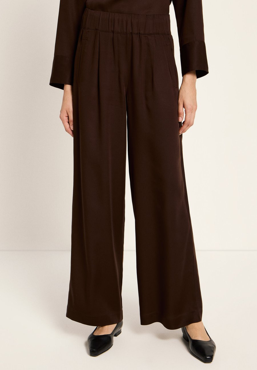 Брюки LANIUS MIT WEITEM BEIN, Dark Brown
Брюки LANIUS MIT WEITEM BEIN, Dark Brown