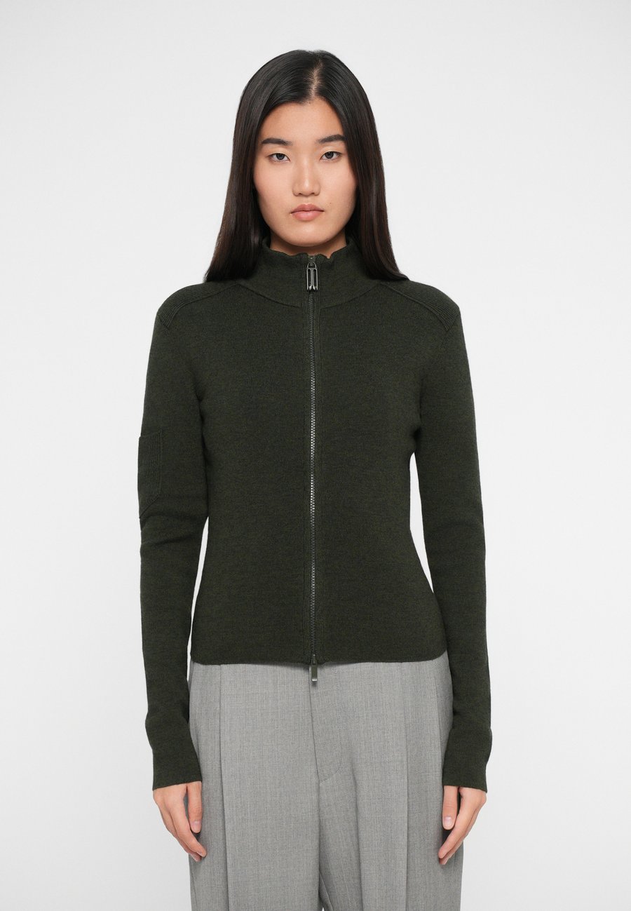 Кардиган Victoria Beckham PATCH DETAIL ZIPPED, Oregano/Dark Green
Кардиган Victoria Beckham PATCH DETAIL ZIPPED, Oregano/Dark Green