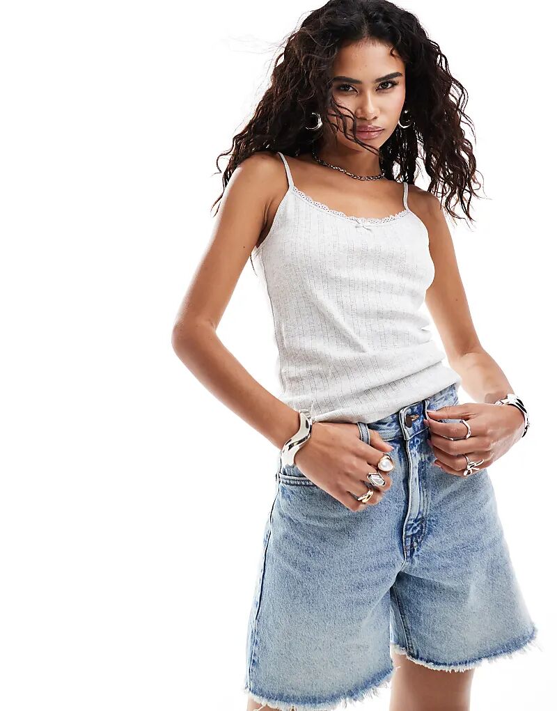 Жилет-топ с бретельками и кружевной отделкой в цвете светло-серый меланж Monki 
Жилет-топ с бретельками и кружевной отделкой в цвете светло-серый меланж Monki