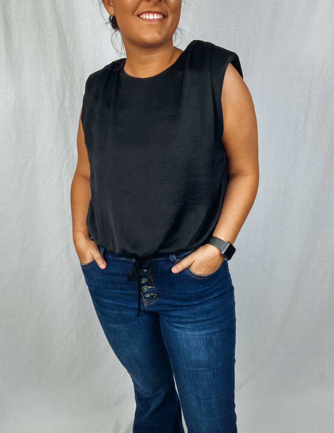 Шелковый укороченный топ черного цвета GLAM
Шелковый укороченный топ черного цвета GLAM