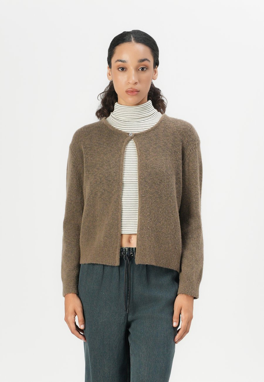 Кардиган Samsøe Samsøe CASSANDRA CARDIGAN, Otter/Light Brown
Кардиган Samsøe Samsøe CASSANDRA CARDIGAN, Otter/Light Brown