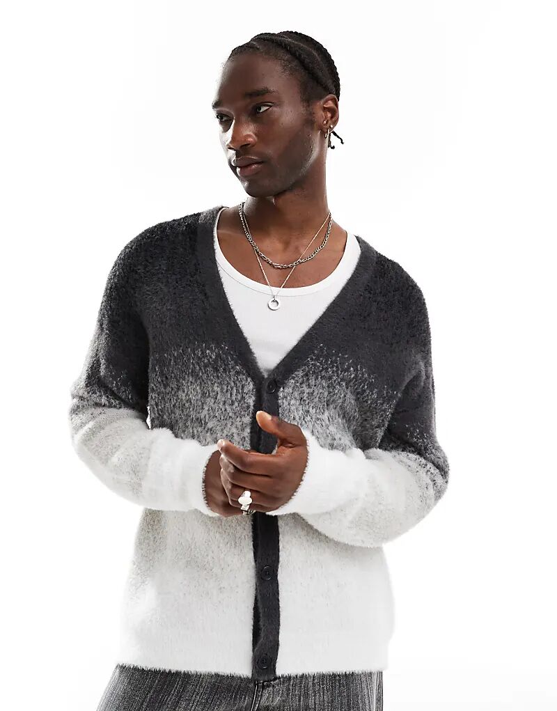 COLLUSION пушистый кардиган с эффектом омбре на пуговицах серого цвета
COLLUSION пушистый кардиган с эффектом омбре на пуговицах серого цвета