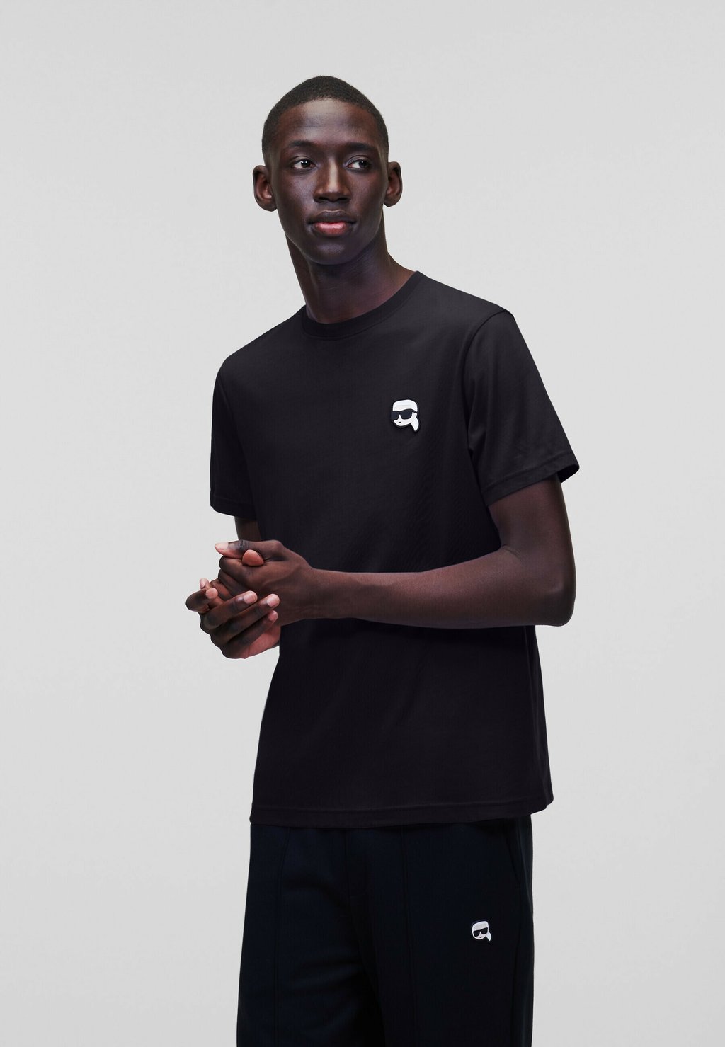 Базовая футболка IKON PATCH KARL LAGERFELD, черный
Базовая футболка IKON PATCH KARL LAGERFELD, черный