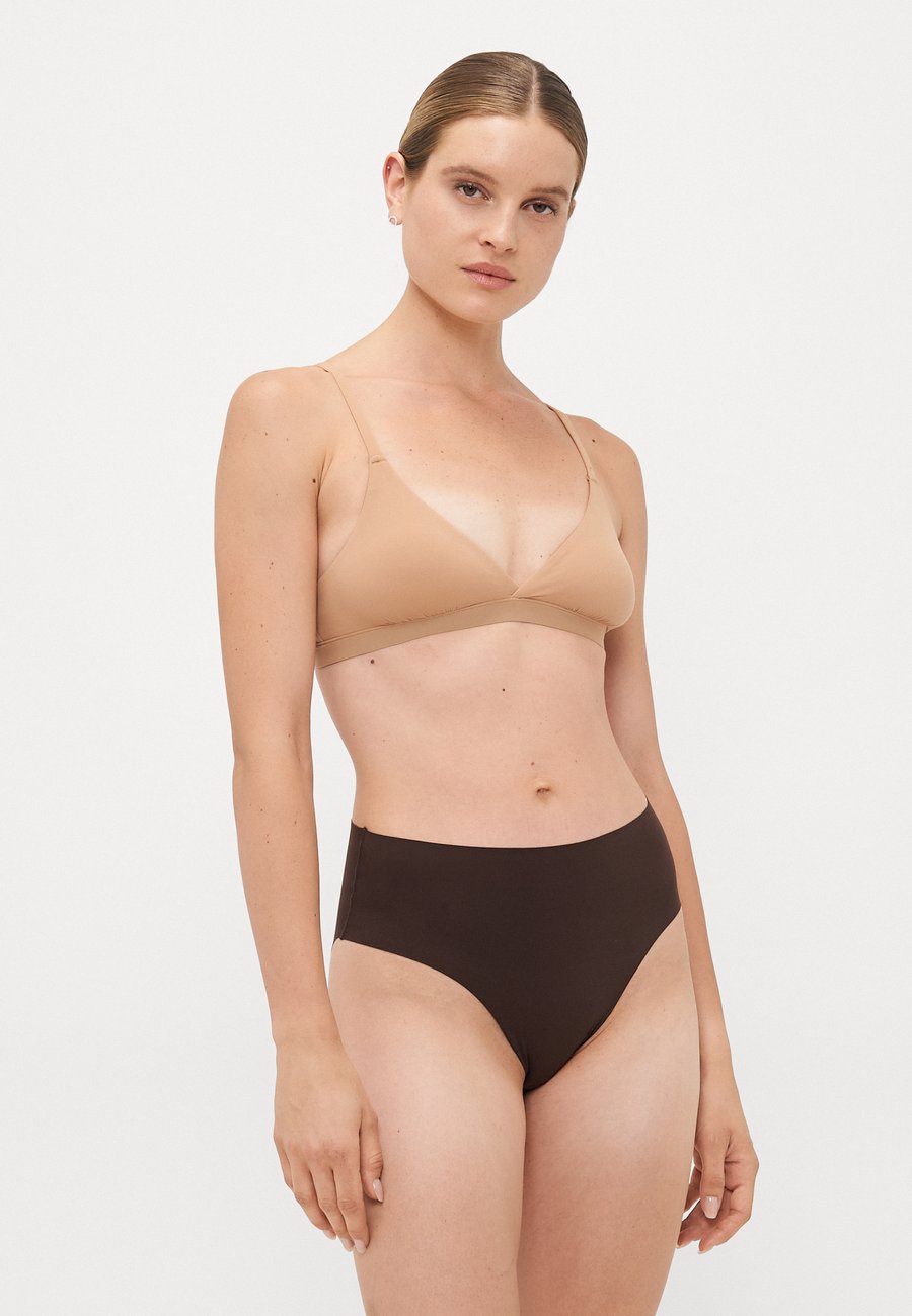 Трусы Vero Moda VMDIKTE BRIEF 3 PACK, Coffee Bean/Brown Lentil/Beige/Beige
Трусы Vero Moda VMDIKTE BRIEF 3 PACK, Coffee Bean/Brown Lentil/Beige/Beige