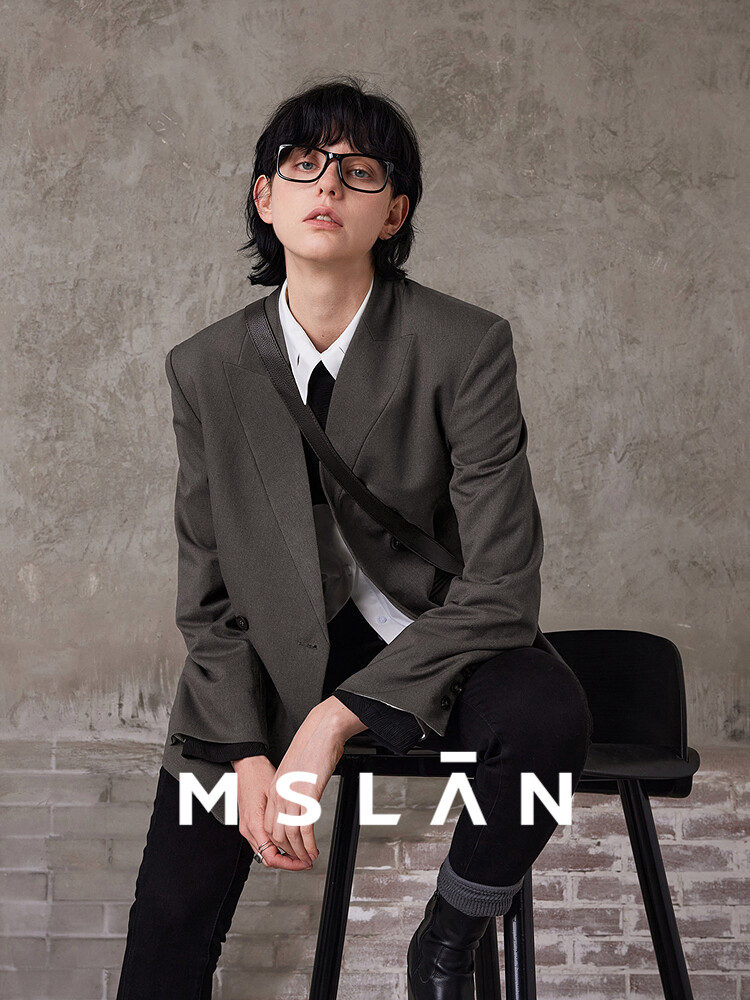 Свободный пиджак Mslan без воротника с широкими плечами, белка серая
Свободный пиджак Mslan без воротника с широкими плечами, белка серая