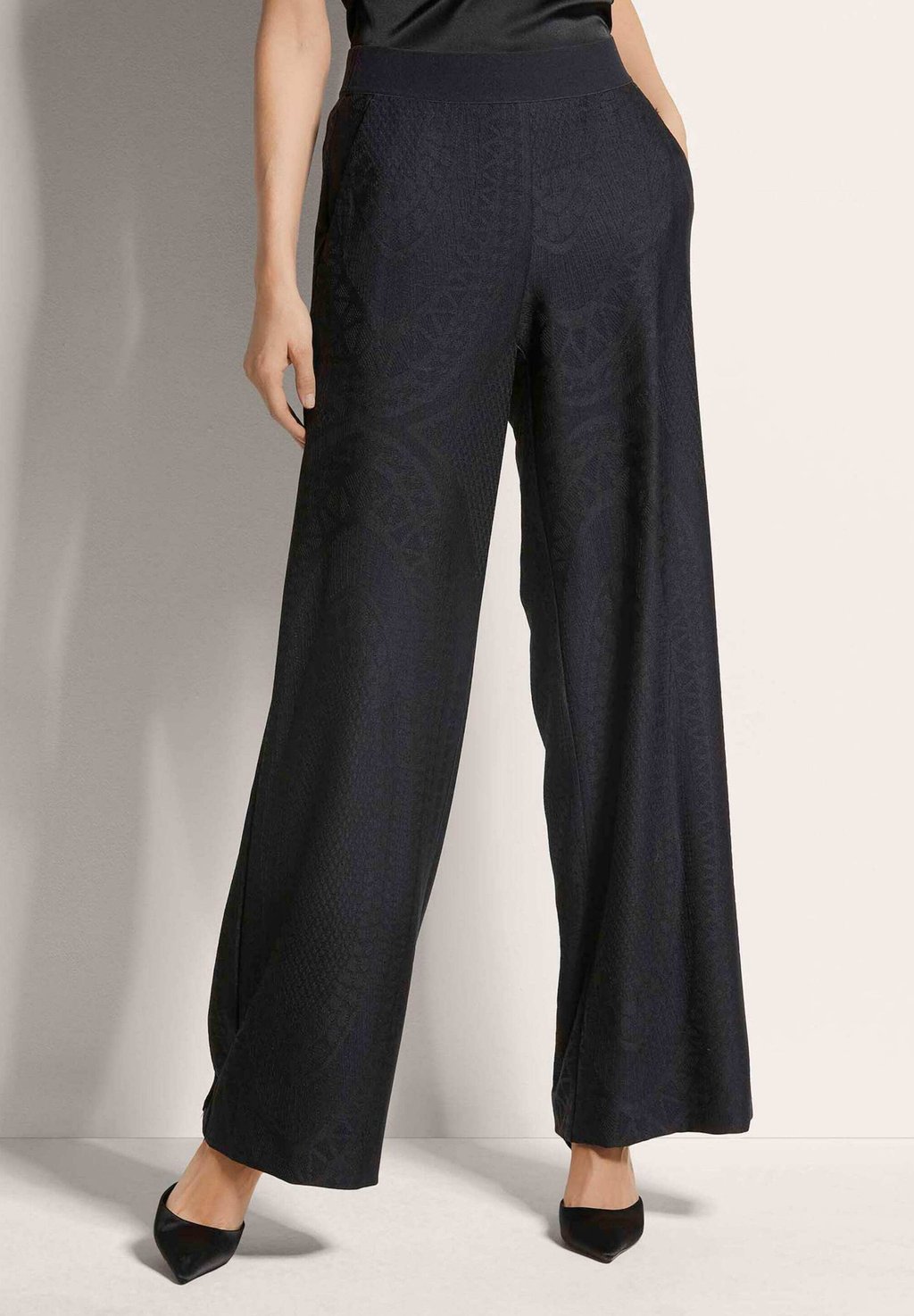 Брюки ELEGANTE ABEND ZUM SCHLÜPFEN MADELEINE, черный
Брюки ELEGANTE ABEND ZUM SCHLÜPFEN MADELEINE, черный