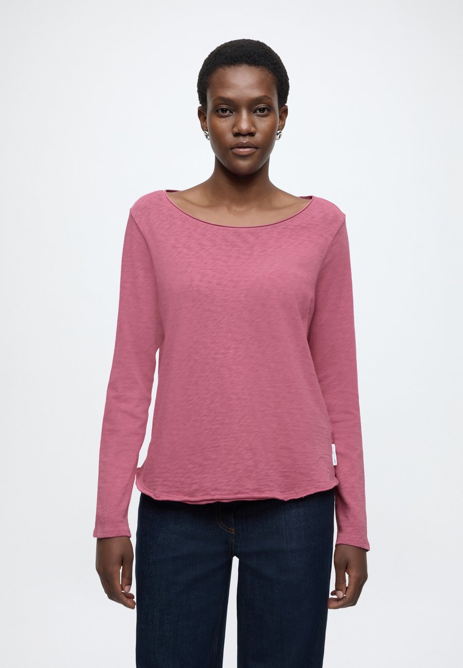 Топ Marc O'Polo DENIM T-SHIRT, LSL, RAW CUT DETAILS, Wild Aster/Pink
Топ Marc O'Polo DENIM T-SHIRT, LSL, RAW CUT DETAILS, Wild Aster/Pink