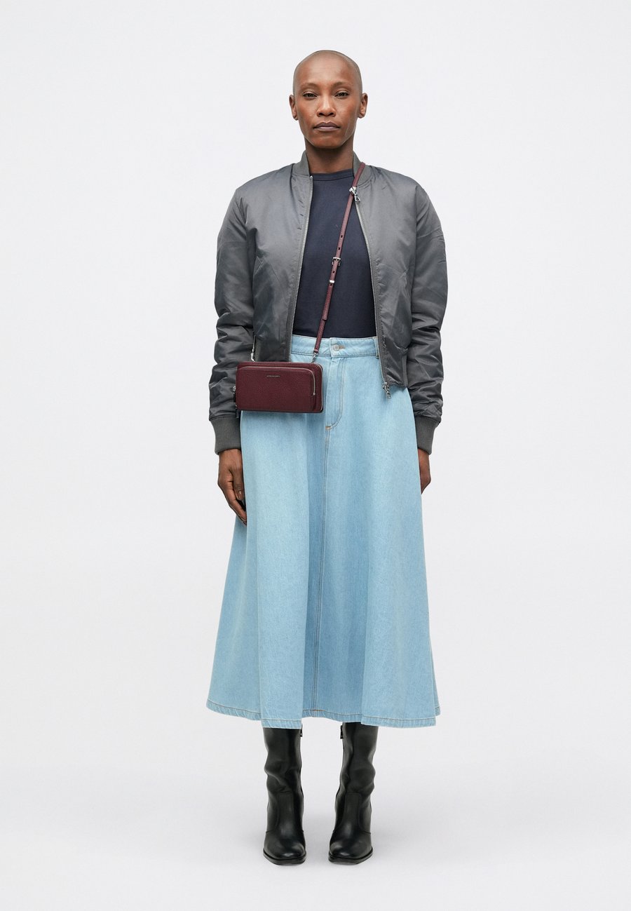 Сумка кросс-боди MICHAEL Michael Kors JET SET CONTINENTAL , Oxblood/Bordeaux
Сумка кросс-боди MICHAEL Michael Kors JET SET CONTINENTAL , Oxblood/Bordeaux