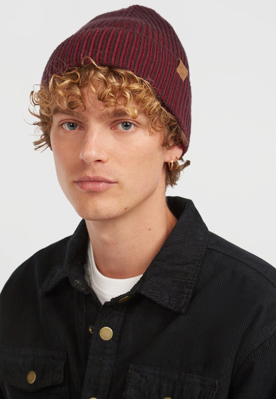 Шапка O'Neill O'RIGINALS BEANIE, Bonfire/Dark Red
Шапка O'Neill O'RIGINALS BEANIE, Bonfire/Dark Red