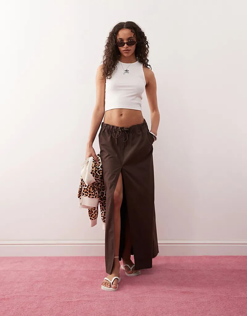 Юбка макси Monki с эластичным поясом коричневого цвета
Юбка макси Monki с эластичным поясом коричневого цвета