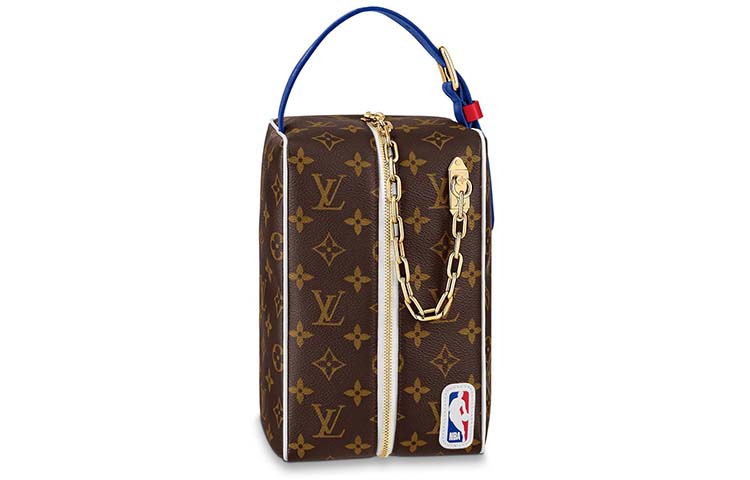 LOUIS VUITTON Сумка косметичка NBA
LOUIS VUITTON Сумка косметичка NBA
