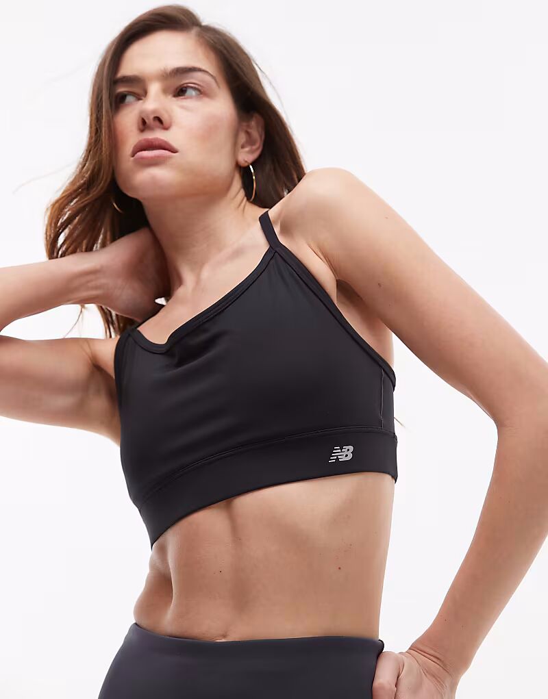 Спортивный бюстгальтер New Balance Essential черного цвета 
Спортивный бюстгальтер New Balance Essential черного цвета