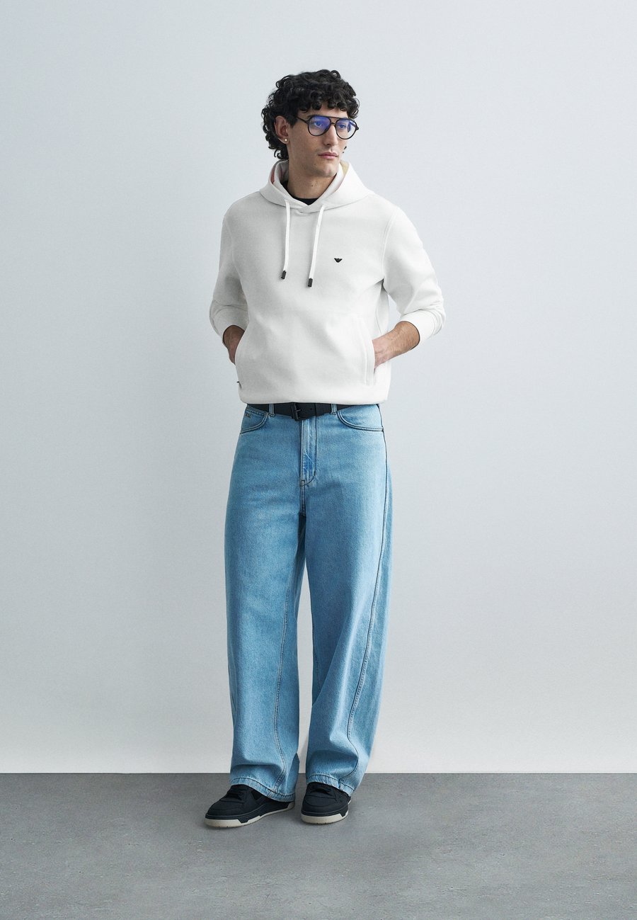 Худи Emporio Armani Hoodie, Snow White/Off-White
Худи Emporio Armani Hoodie, Snow White/Off-White